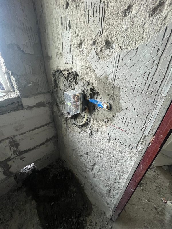 Bedroom 2 bathroom: concealed valve body set into the wall beside the window